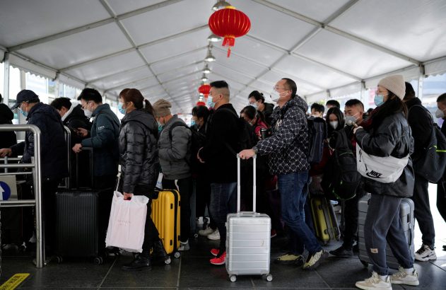 Chineses viajam para cidades natais e feriado aumenta os riscos da Covid