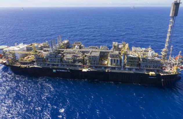 Petroleiro em meio ao mar