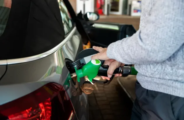 ilustração de homem abastecendo o carro com gasolina