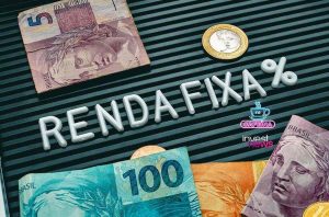 Notas e moeda do Real com "RENDA FIXA%" e logo "CAFEINA invest news". Tema de investimento.