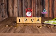 Relógio sobre blocos 'IPVA', moedas e calculadora. Sinaliza prazo e custo do imposto veicular.