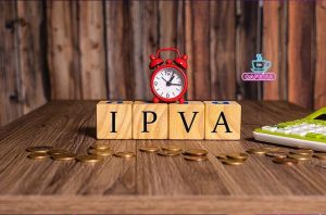 Relógio sobre blocos 'IPVA', moedas e calculadora. Sinaliza prazo e custo do imposto veicular.