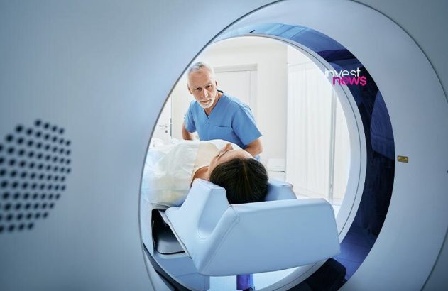 Médico prepara paciente para exame em tomógrafo ou ressonância.