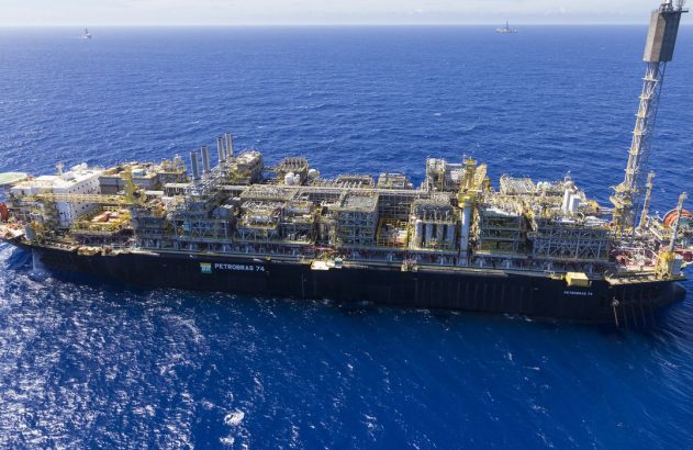 Grande plataforma de petróleo flutuante (FPSO) Petrobras P-74 em alto mar, com vasta estrutura industrial.