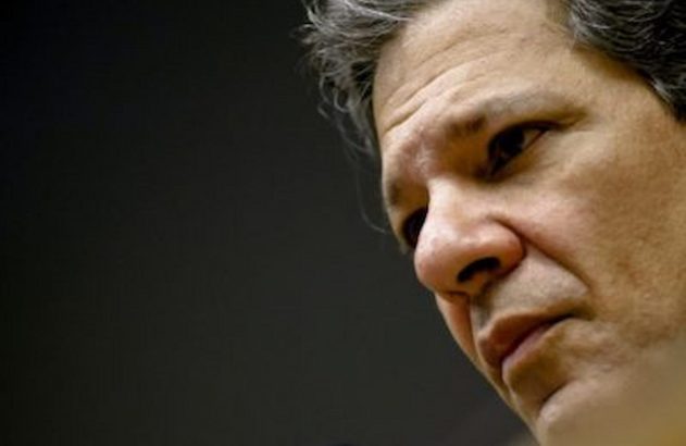Foto do ministro Haddad olhando para o lado