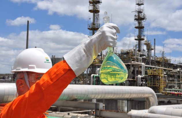 Amostra de diesel R5. (Foto: Divulgação/Agência Petrobras)