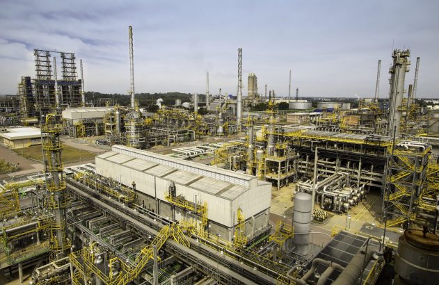 Vista de unidades industriais da refinaria Presidente Getúlio Vargas (Repar).