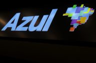 Letreiro iluminado da Azul, com nome em azul claro e logo colorido do mapa do Brasil feito de formas geométricas.