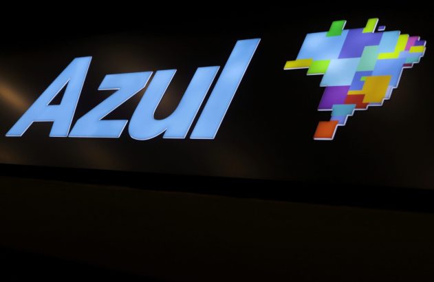 Letreiro iluminado da Azul, com nome em azul claro e logo colorido do mapa do Brasil feito de formas geométricas.