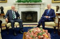Presidentes Joe Biden e Lula da Silva sentados e sorrindo para a câmera em poltronas na Casa Branca.
