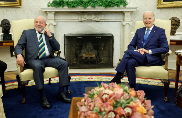 Presidentes Joe Biden e Lula da Silva sentados e sorrindo para a câmera em poltronas na Casa Branca.