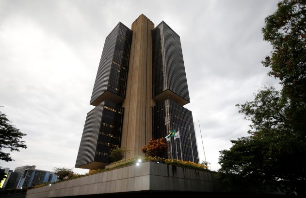 Edifício do Banco Central do Brasil em Brasília. Prédio brutalista de grande porte com núcleo central e blocos escuros.