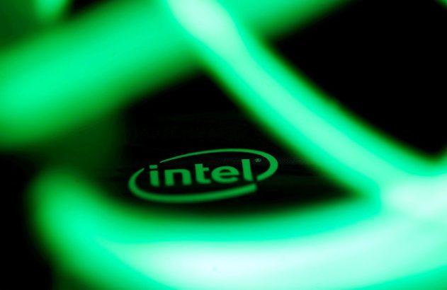 Logotipo Intel verde iluminado em fundo escuro com brilho abstrato.
