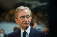 Bernard Arnault vestido de terno, olhando para o lado