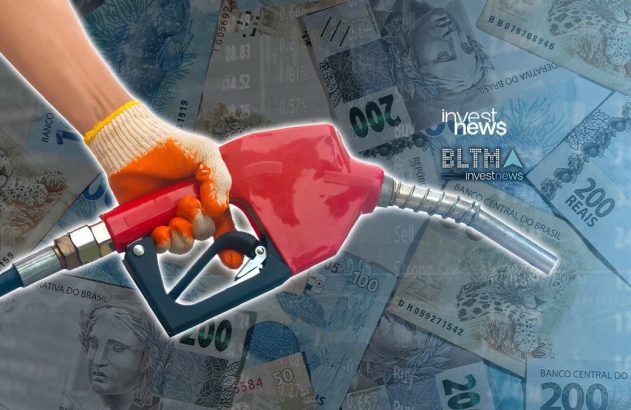 Mão com luva segura bico de combustível vermelho; notas de Reais ao fundo.