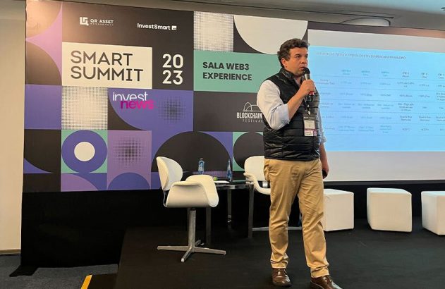 Palestrante apresenta no "Smart Summit 2023", com banners de Web3/Blockchain e slide sobre ETFs brasileiros.