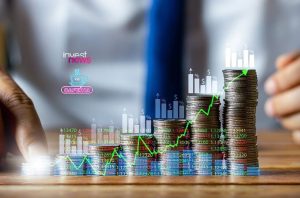 Mão tocando moedas empilhadas em gráfico de crescimento, com dados financeiros e logos Invest News/Cafeína.