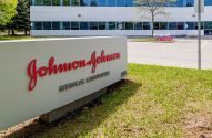 Placa Johnson & Johnson Medical Companies em área gramada, com prédio moderno ao fundo.