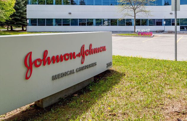 Placa Johnson & Johnson Medical Companies em área gramada, com prédio moderno ao fundo.