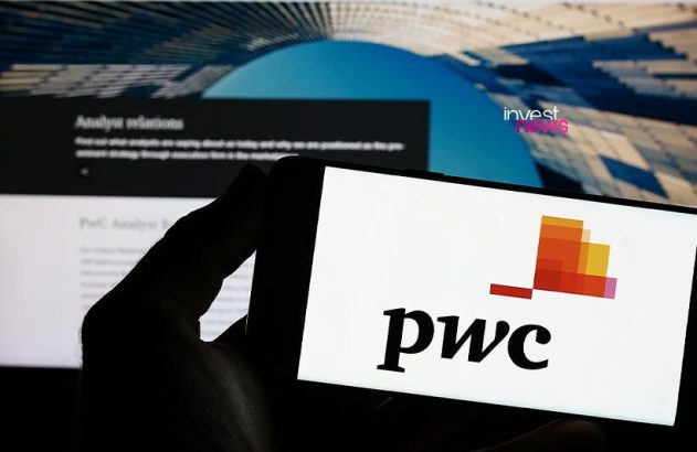 Mão segurando smartphone com logo PwC. Ao fundo, monitor exibe site sobre relações com analistas e "Invest News".