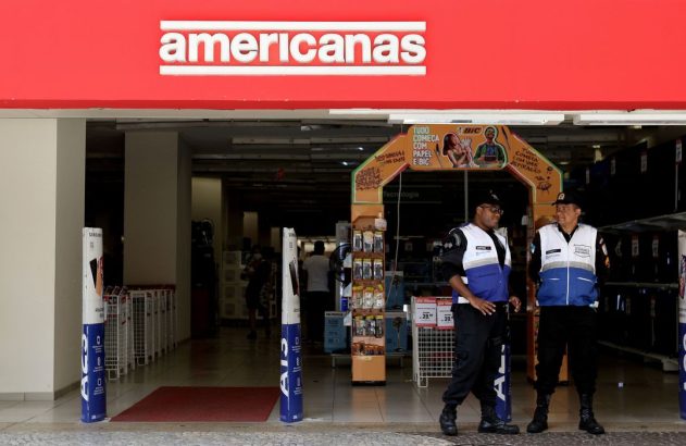 Entrada de uma loja Americanas com dois seguranças em pé na frente.