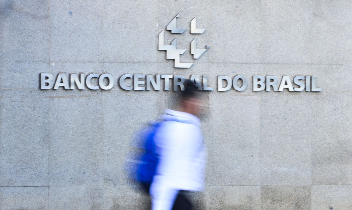 Comunicado ainda duro do BC sugere ajuste de alta em juros futuros nesta quinta