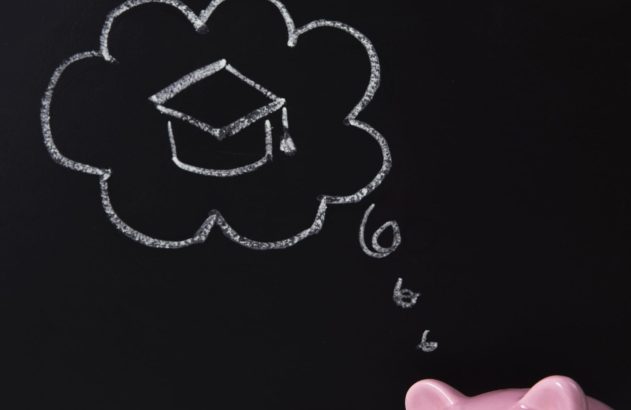 close-up-em-objetos-de-educacao-e-economia