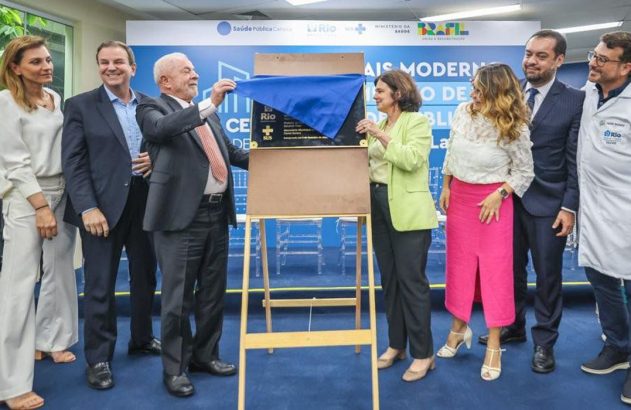 Presidente Lula e autoridades descerram placa de centro de saúde no Rio.