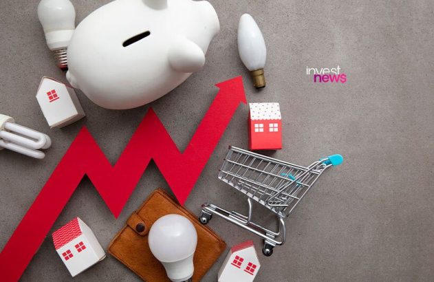 Seta vermelha indica aumento de custos de moradia, energia e consumo, com cofrinho e carteira.