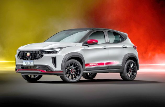 SUV Abarth Pulse branco com teto e detalhes pretos/vermelhos em fundo degradê amarelo e vermelho.