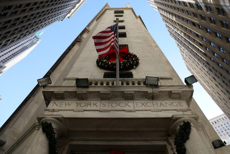 Fachada da Bolsa de Valores de Nova York, com bandeira dos EUA e guirlanda de Natal.