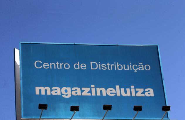 Letreiro azul "Centro de Distribuição magazineluiza" sob céu claro.