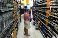 Consumidora faz compras em supermercado do Rio de Janeiro