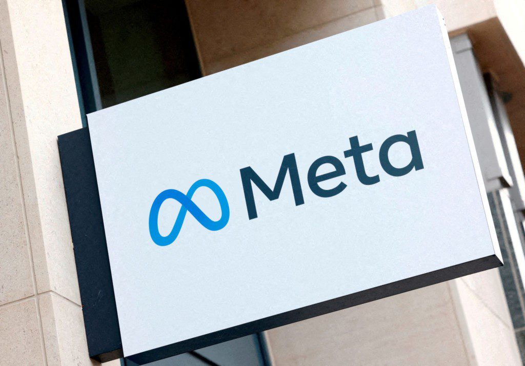 Placa branca com o logotipo da Meta (símbolo do infinito azul e 'Meta') em um prédio.