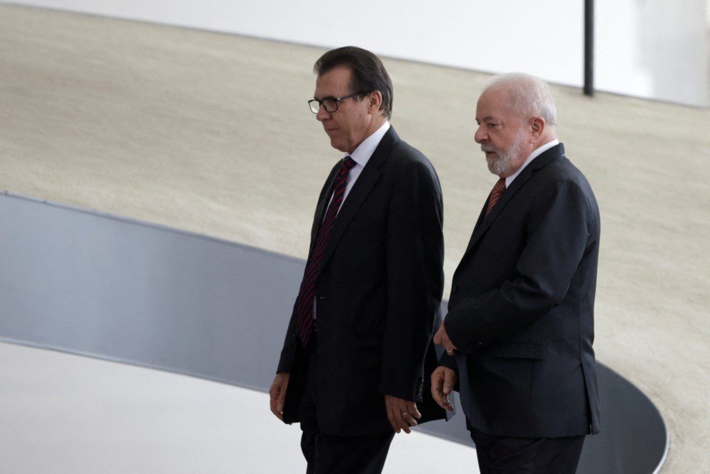Presidente Lula e o Ministro Lewandowski caminhando lado a lado em um ambiente claro.