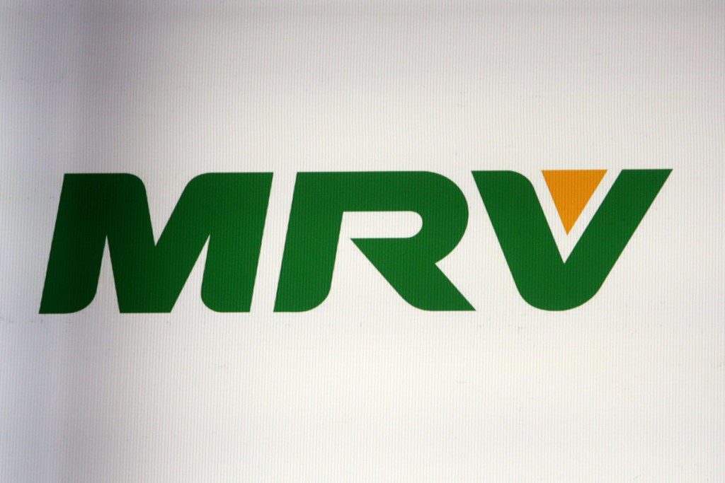 Logotipo da MRV em verde, com triângulo laranja na letra V, sobre fundo claro.