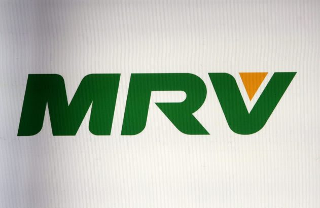 Logotipo da MRV em verde, com triângulo laranja na letra V, sobre fundo claro.