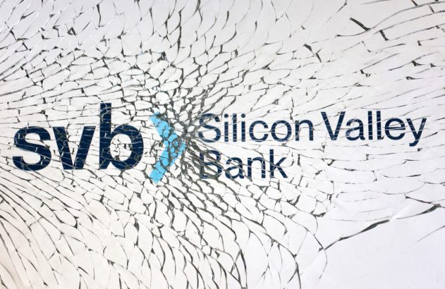 Logo do Silicon Valley Bank (SVB) em superfície quebrada, com trincas irradiando do ícone central azul.