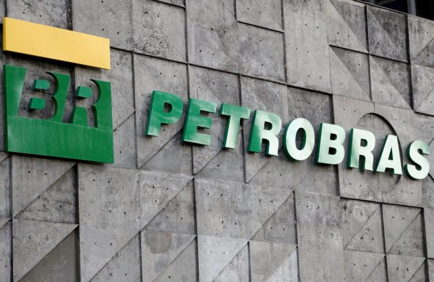 Logo verde da Petrobras e BR em prédio de concreto texturizado.