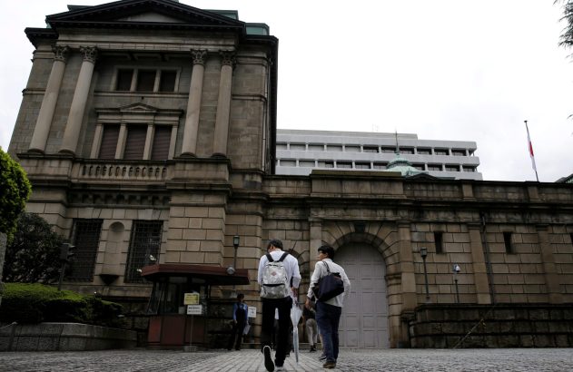 Dois homens caminham em frente a um imponente edifício clássico.