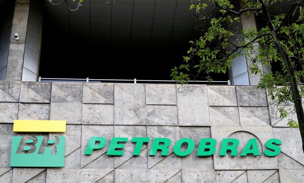 Fachada de prédio com logo BR verde-amarelo e nome PETROBRAS verde.