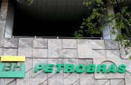 Fachada de prédio com logo BR verde-amarelo e nome PETROBRAS verde.