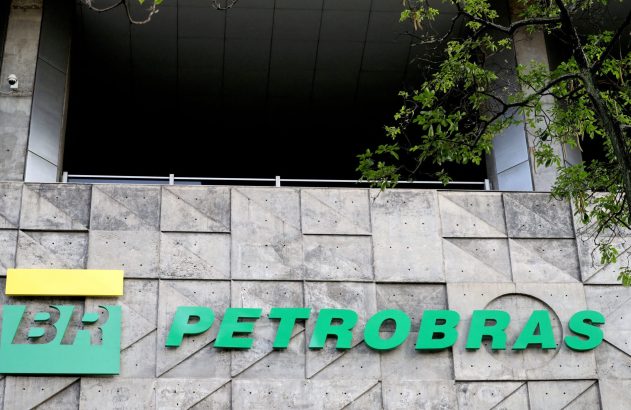 Fachada de prédio com logo BR verde-amarelo e nome PETROBRAS verde.