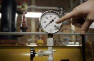 Mão aponta para manômetro de pressão WIKA, marcando aproximadamente 38 bar.