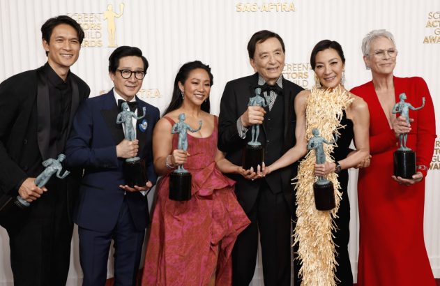 Seis atores sorridentes exibem prêmios do SAG Awards.