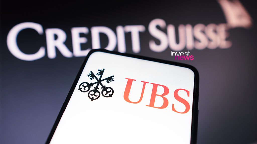 Logos UBS em smartphone e Credit Suisse em fundo, simbolizando a aquisição bancária.