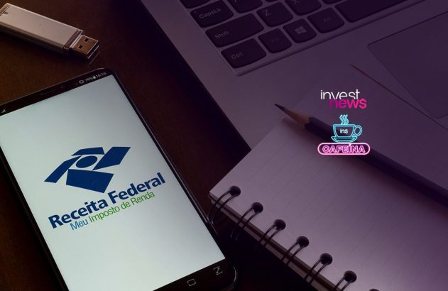 Smartphone com logo da Receita Federal, laptop e caneta, indicando interação fiscal digital.