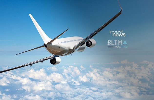 Avião branco em voo no céu azul. Vista de baixo com nuvens.