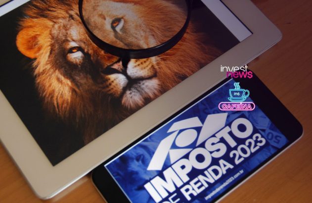 Tablet exibe leão com lupa. Celular mostra app 'Imposto de Renda 2023', logos Invest News e Cafeína. Tema: finanças.