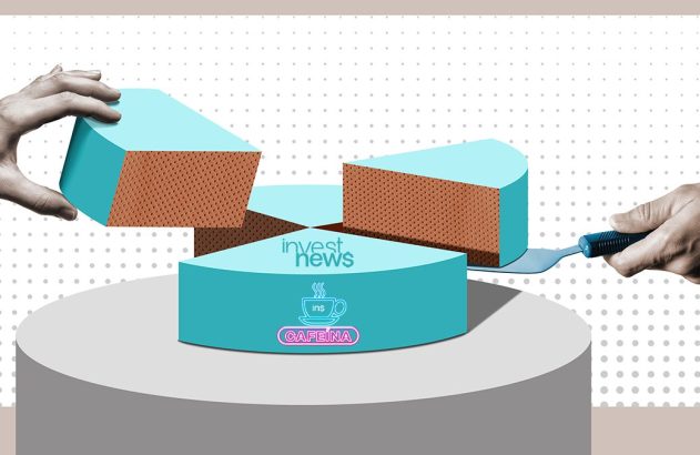 UM BOLO AZUL CORTADO EM FATIAS COM DUAS MÃOS PEGANDO SUA PARTE.